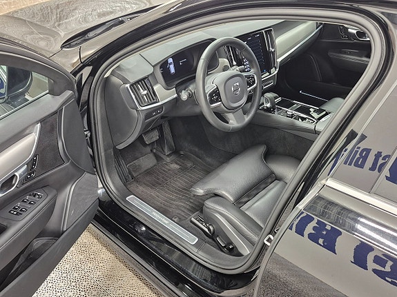 Volvo V90 2 of 12