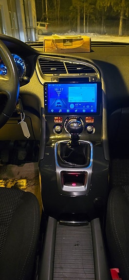 Peugeot 5008 2 of 5