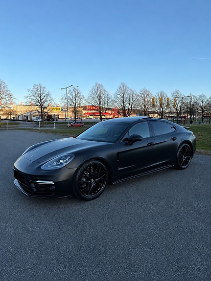 Porsche Panamera 4 2 of 3