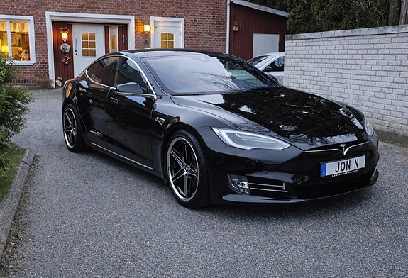Tesla Model S 2 of 5