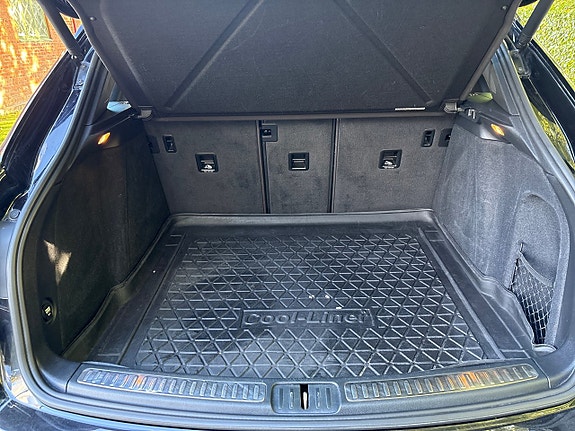 Porsche Macan Turbo 9 of 12