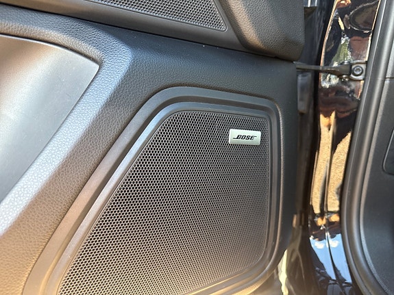 Porsche Macan Turbo 10 of 12