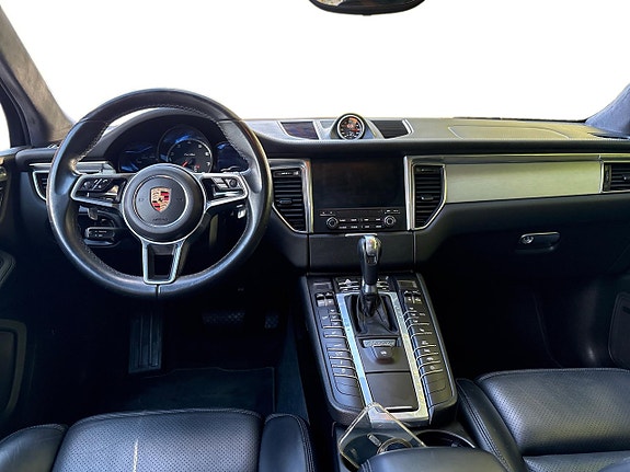 Porsche Macan Turbo 5 of 5