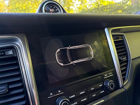 Porsche Macan Turbo 6 of 12