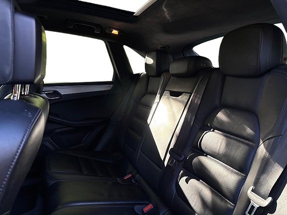 Porsche Macan Turbo 8 of 12