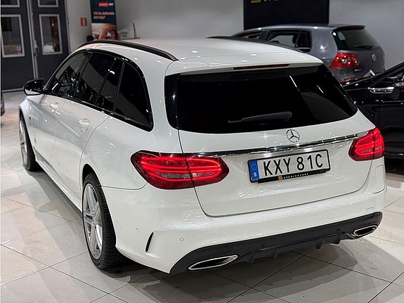 Mercedes-Benz C300 2 of 5