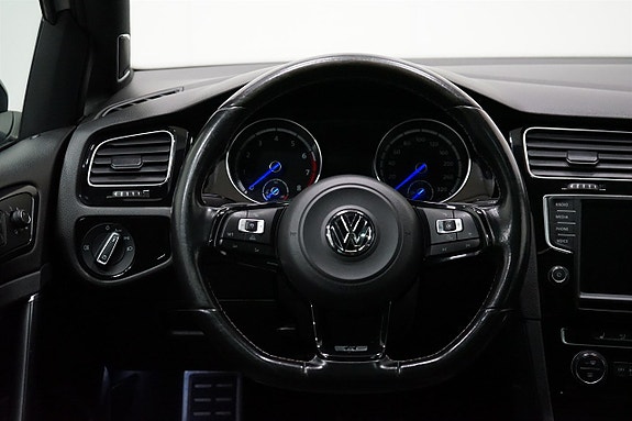 Volkswagen Golf VII 10 of 23