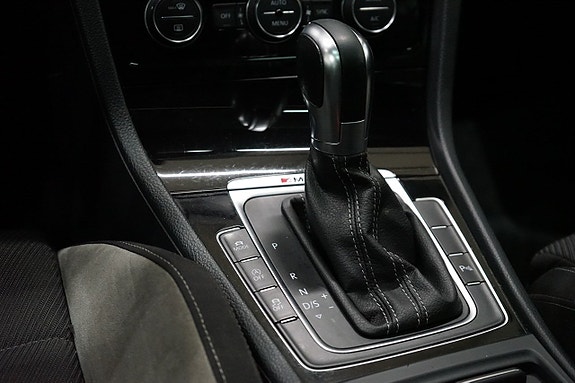 Volkswagen Golf VII 12 of 23