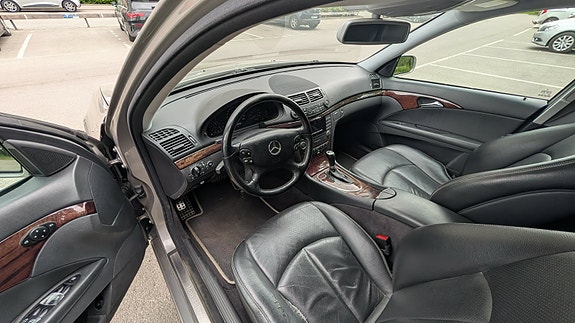 Mercedes-Benz E200 3 of 5