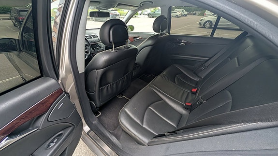 Mercedes-Benz E200 4 of 5