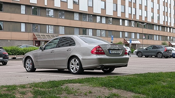 Mercedes-Benz E200 2 of 5