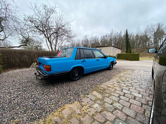 Volvo 740 2 of 7