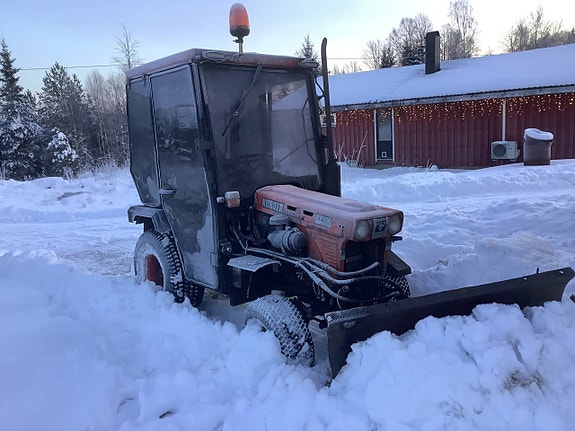 Minitraktor med snöblad snöplog 4wd 3cyl diesel kubota 7100