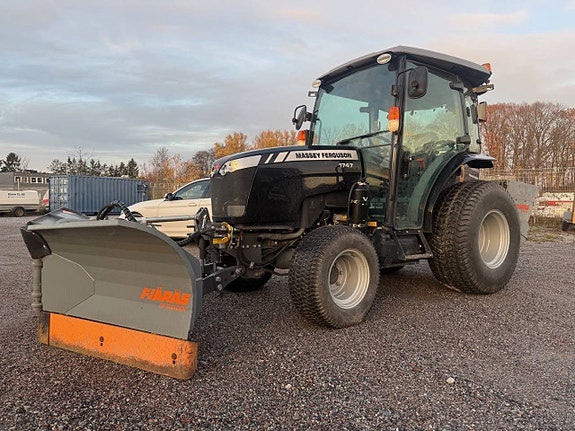 Massey Ferguson med vikplog och sandspridare OBS! 370 timmar