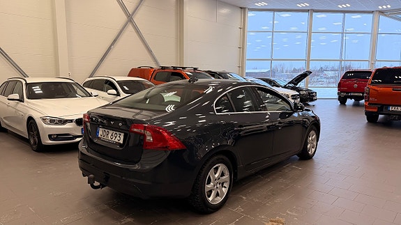 Volvo S60 4 of 5