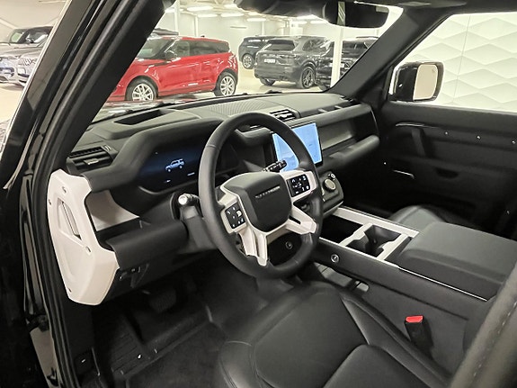 Land Rover Defender 130 11 of 12
