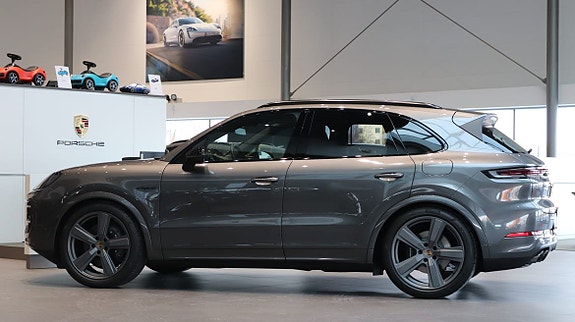 Porsche Cayenne 4 of 5