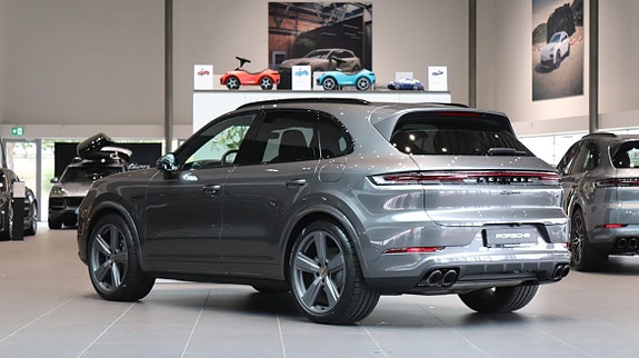 Porsche Cayenne 2 of 10