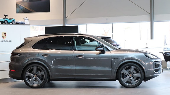 Porsche Cayenne 3 of 5