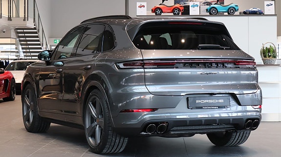 Porsche Cayenne 2 of 5