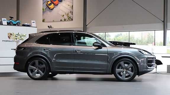 Porsche Cayenne 3 of 10