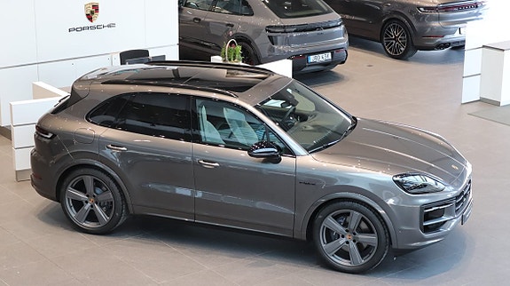 Porsche Cayenne 5 of 5