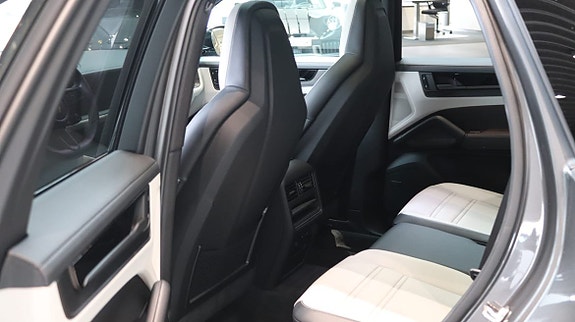 Porsche Cayenne 9 of 10