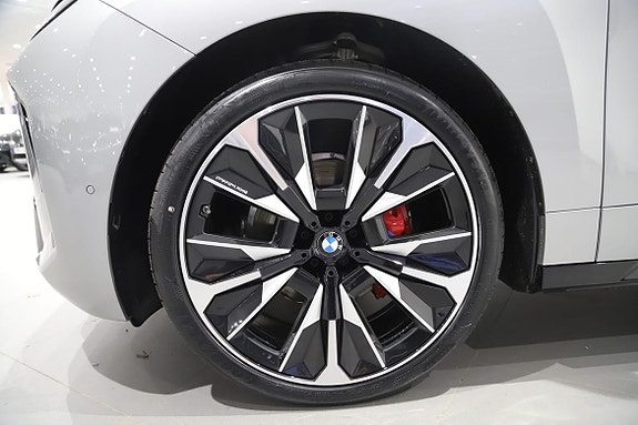 BMW iX 6 of 13