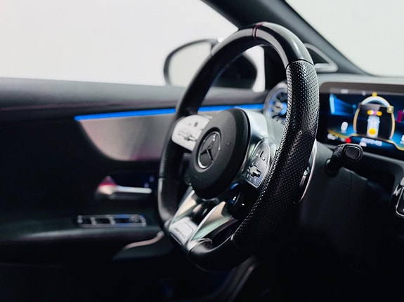 Mercedes-Benz CLA35 4 of 5