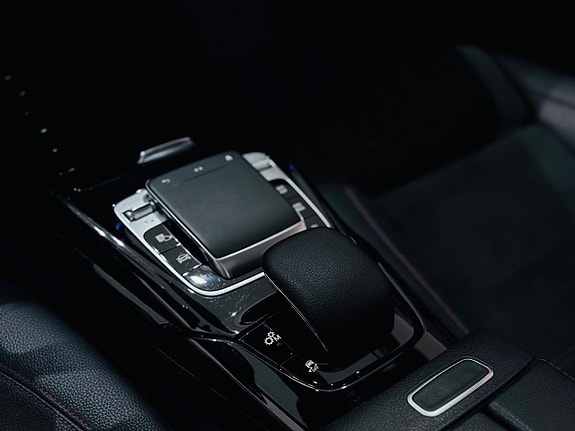 Mercedes-Benz CLA35 11 of 25