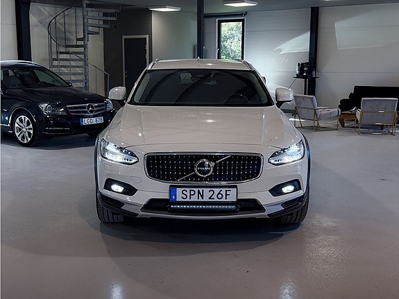 Volvo V90 Cross Country 2 of 5