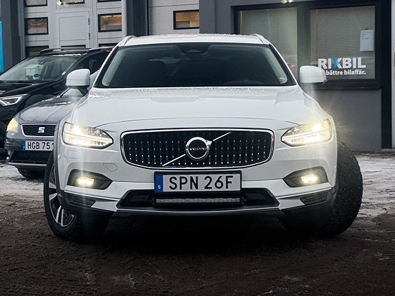 Volvo V90 Cross Country 2 of 5