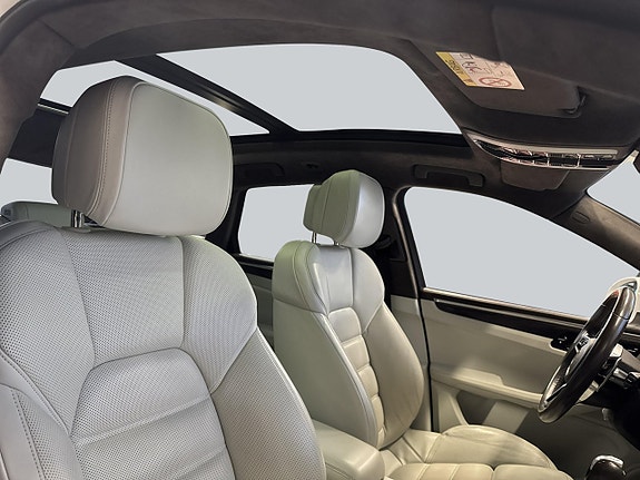 Porsche Macan Turbo 21 of 26