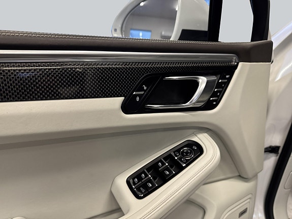 Porsche Macan Turbo 24 of 26