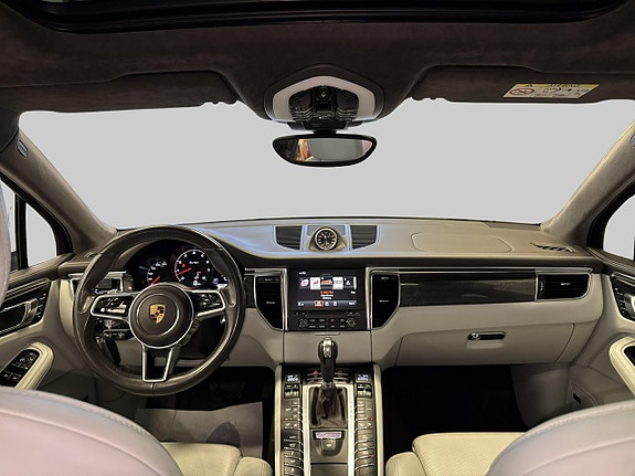 Porsche Macan Turbo 10 of 26
