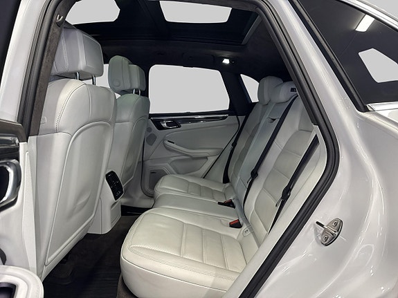 Porsche Macan Turbo 9 of 26