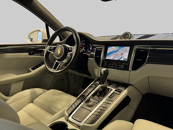 Porsche Macan Turbo 23 of 26