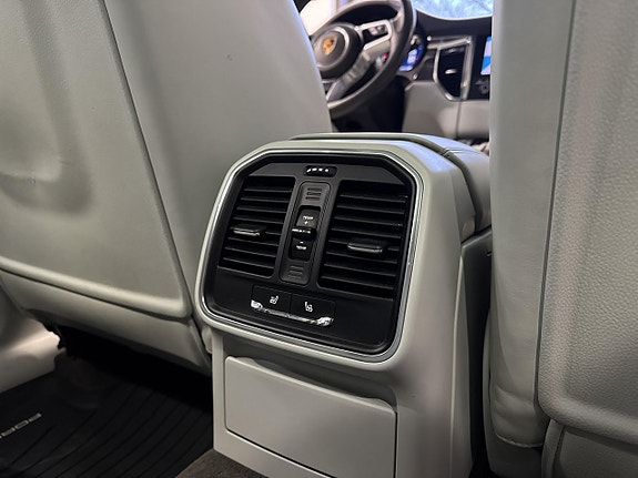 Porsche Macan Turbo 19 of 26