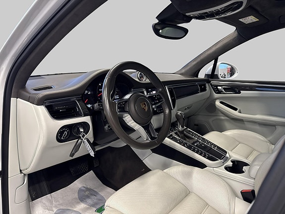 Porsche Macan Turbo 8 of 26