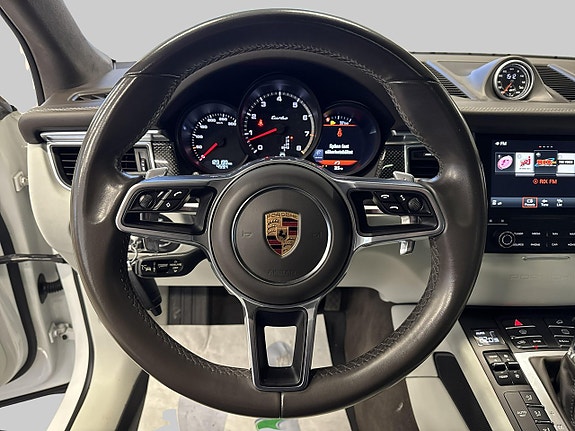 Porsche Macan Turbo 11 of 26