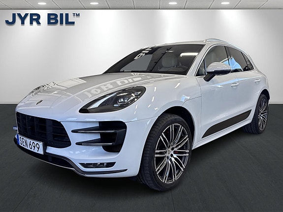 Porsche Macan Turbo 7 of 26