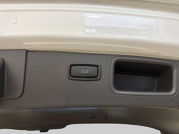 Porsche Macan Turbo 17 of 26