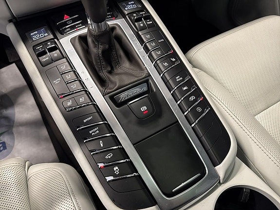 Porsche Macan Turbo 15 of 26