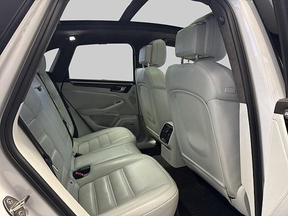 Porsche Macan Turbo 18 of 26