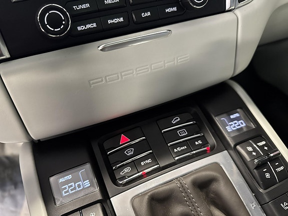 Porsche Macan Turbo 14 of 26
