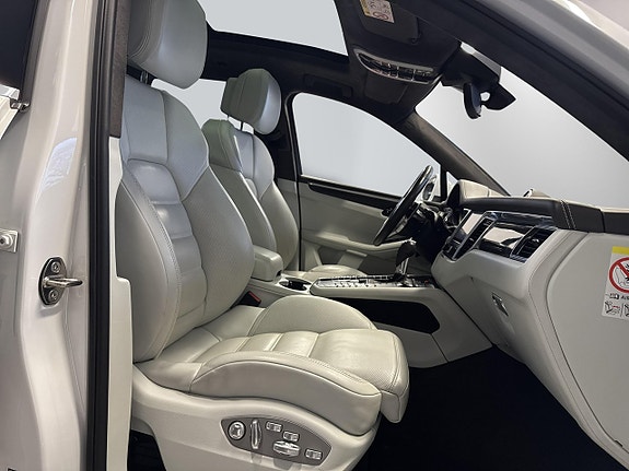 Porsche Macan Turbo 20 of 26