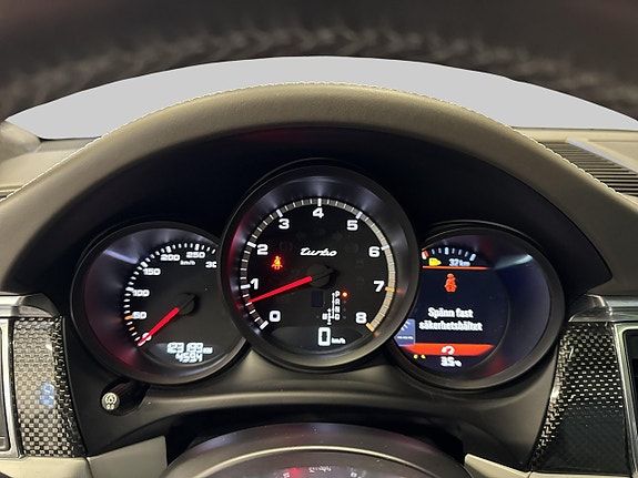 Porsche Macan Turbo 12 of 26