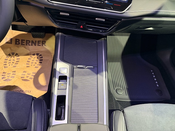 Volkswagen Passat 17 of 25