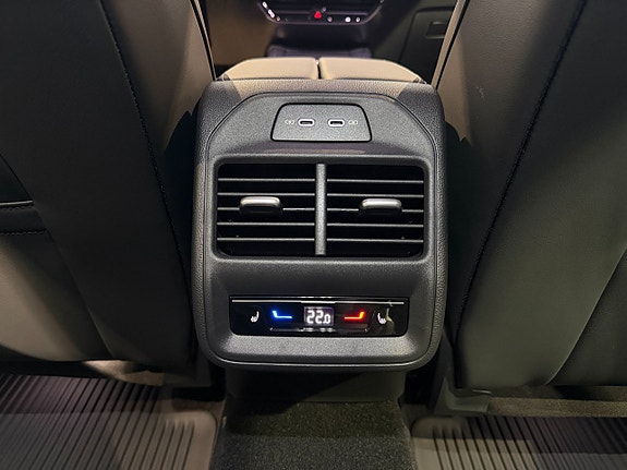 Volkswagen Passat 21 of 25