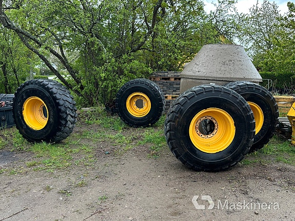 Entreprenaddäck på fälg 20.5R25